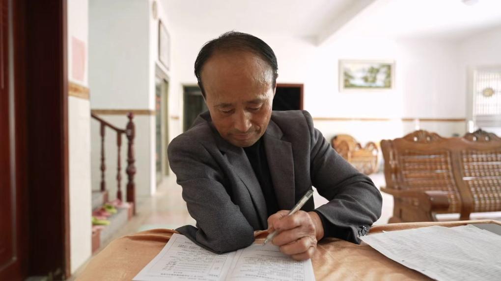 “因为自己淋过雨，所以想为别人撑把伞”——独臂老周的暖心故事