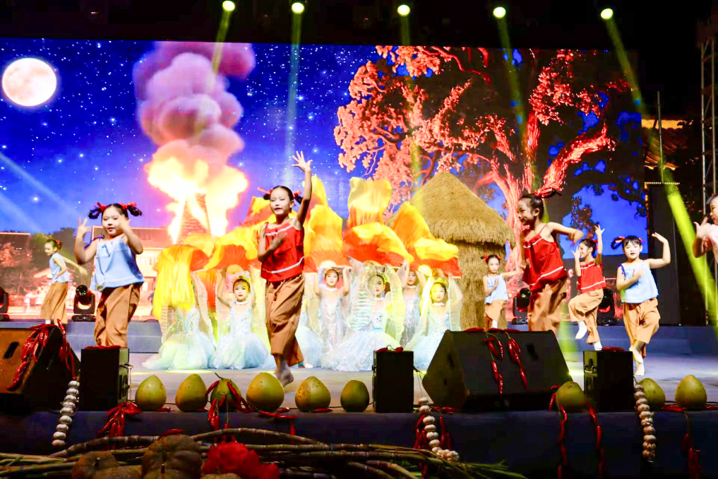 “德润赣鄱·红土地上好村晚”燃动“韬奋故里”江西余江