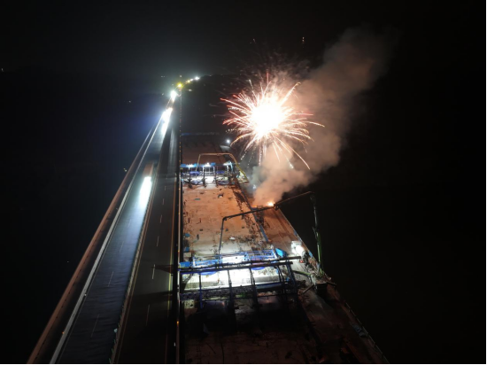 北新路桥集团沪昆高速梨东改扩建B1标项目弋阳信江大桥左幅主桥顺利合龙