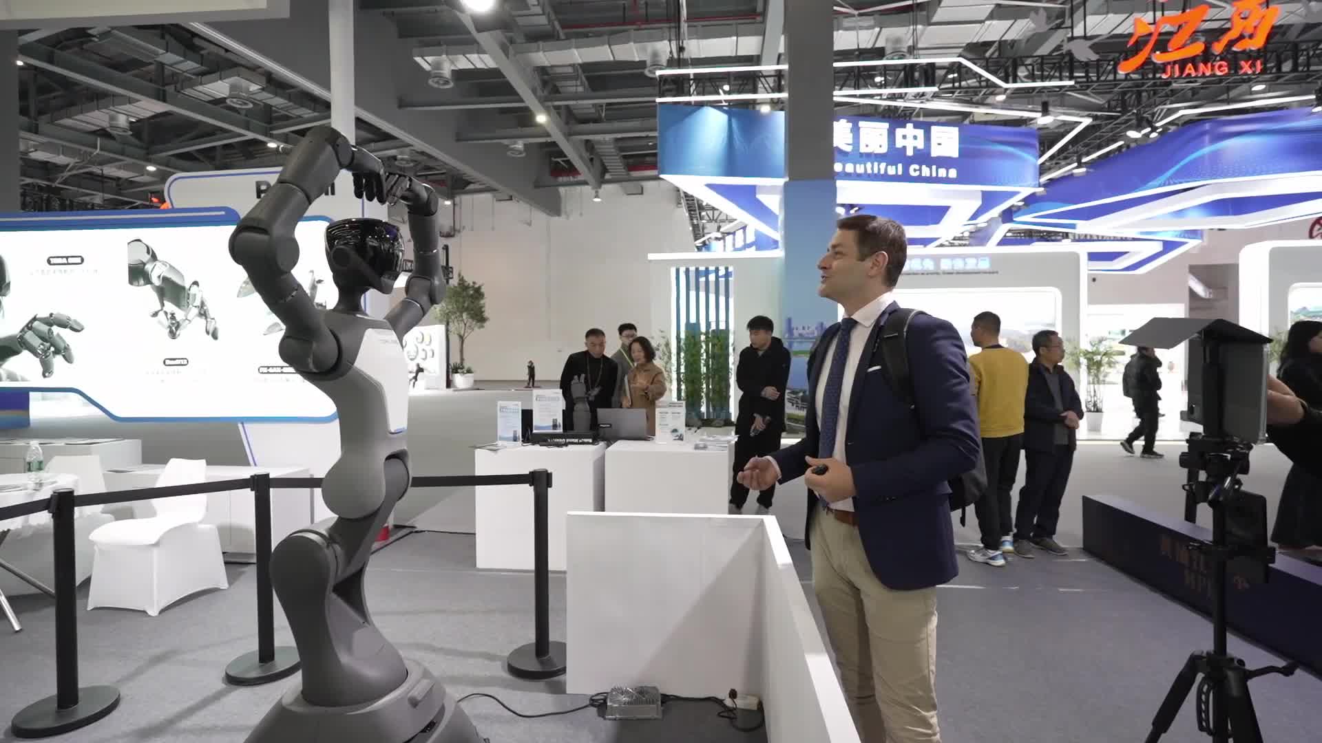 意大利友人点赞绿发会:从机器人到赣菜 一切都“WOW”