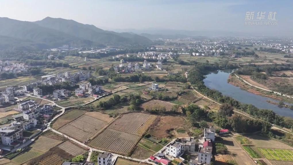 江西大余:冬修水利保粮安 清淤疏浚助春耕